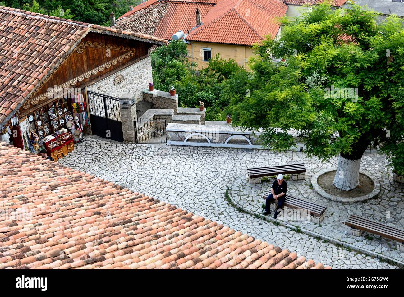 Blick auf den Basar und die Moschee in Kruja, Kreis Durres, Zentralalbanien Stockfoto