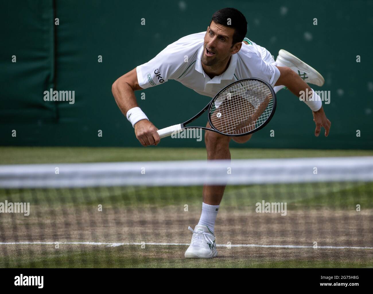 Novak Djokovic (SRB) dient während seines Spiels gegen Matteo Berrettini (ITA) im Finale der Herren-Singles auf dem Center Court am dreizehnten Tag von Wimbledon beim All England Lawn Tennis and Croquet Club in Wimbledon. Bilddatum: Sonntag, 11. Juli 2021. Stockfoto