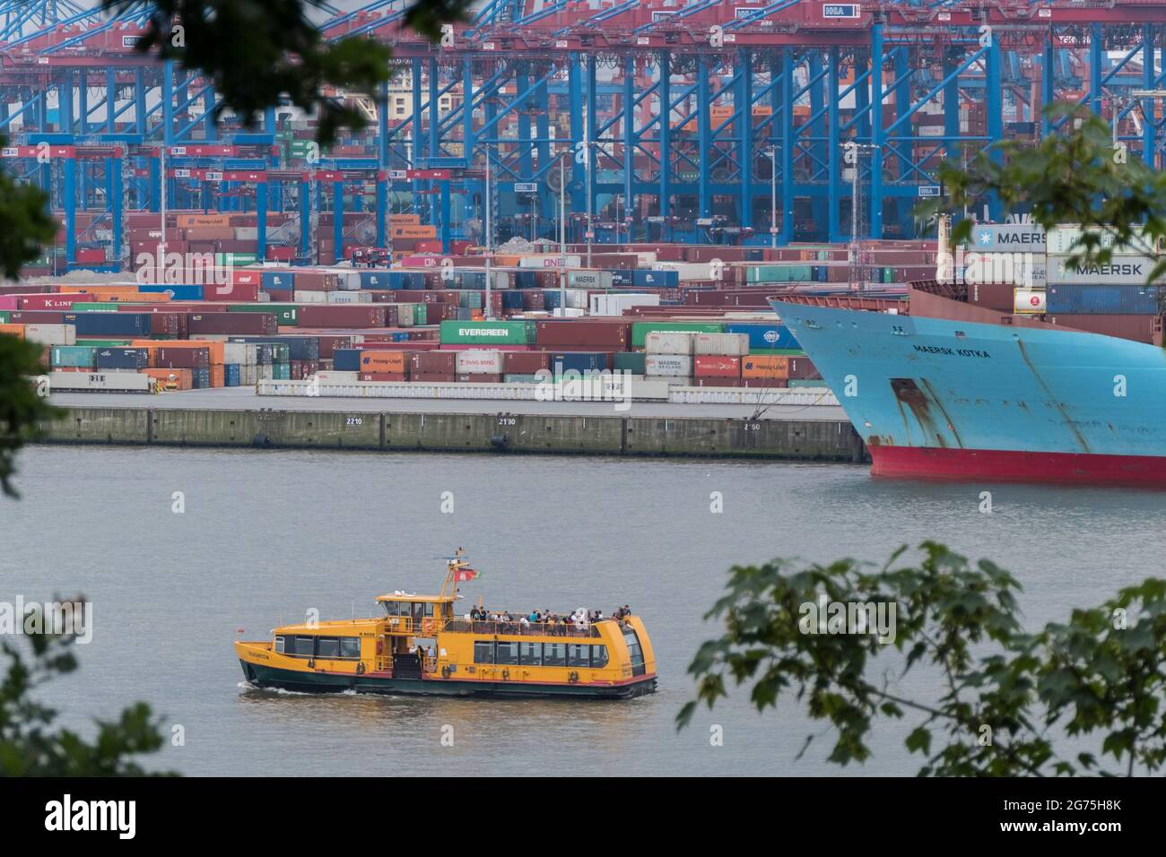 Barkasse auf der Elbe im Hamburger Hafen Stockfoto
