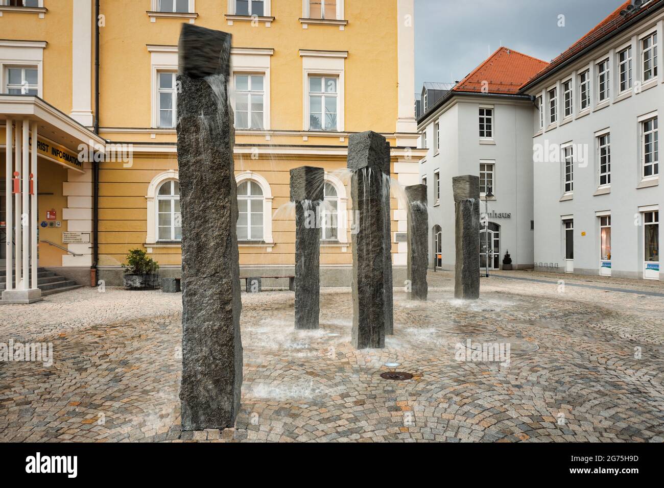 SiebenSteinBrunnen, Spinning Rock Fountain in Füssen, Bayern, Deutschland. Der künstlerische Wasserbrunnen besteht aus sieben Säulen. Stockfoto