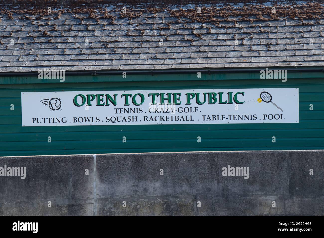 White Open To The Public Sign Mit Grünen Und Schwarzen Text Listing Sport-Aktivitäten Stockfoto