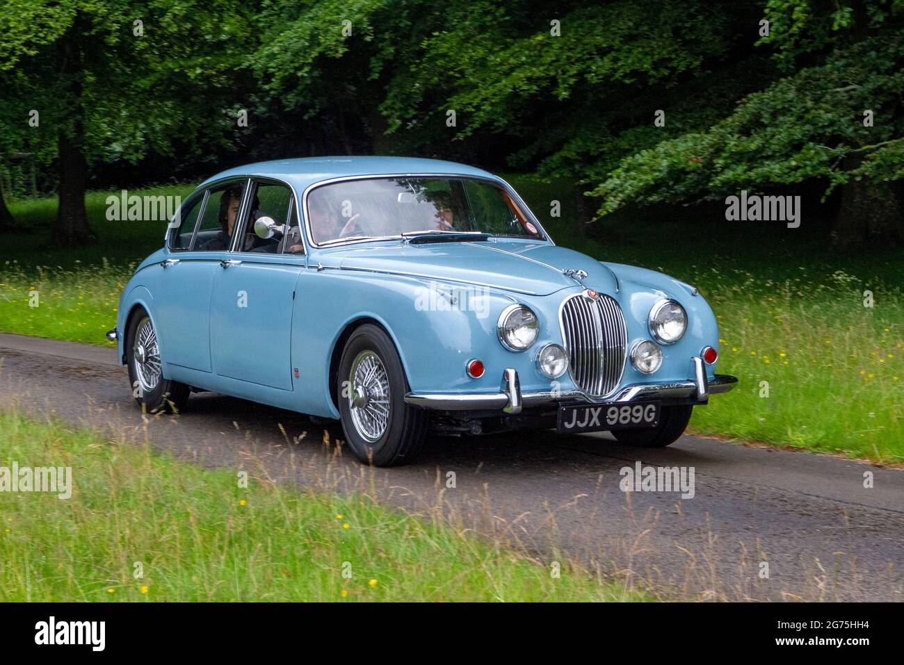 Vorderansicht der blauen 1968 60s britischen Jaguar MK2 240 2483cc Benzin-Limousine; Oldtimer-Oldtimer-Retro-Freiheit-Fahrer-Fahrzeug Automobil Stockfoto