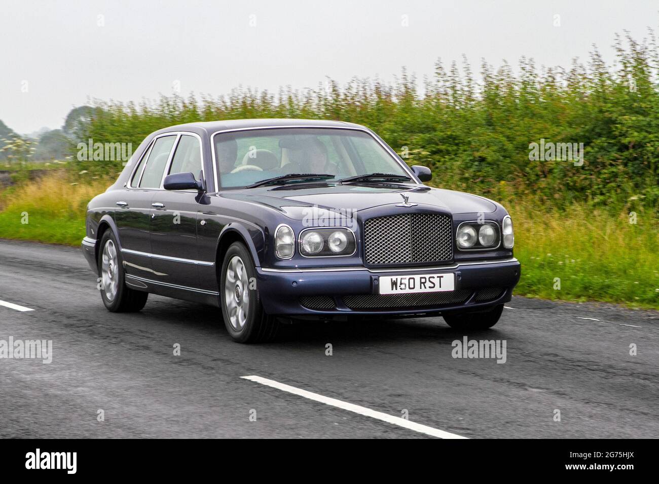 2001 Blue Bentley Arnage Red Label Auto -etrol 6750cc Limousine ..... vintage classic car retro Freiheit Fahrer Fahrzeug Automobil Stockfoto