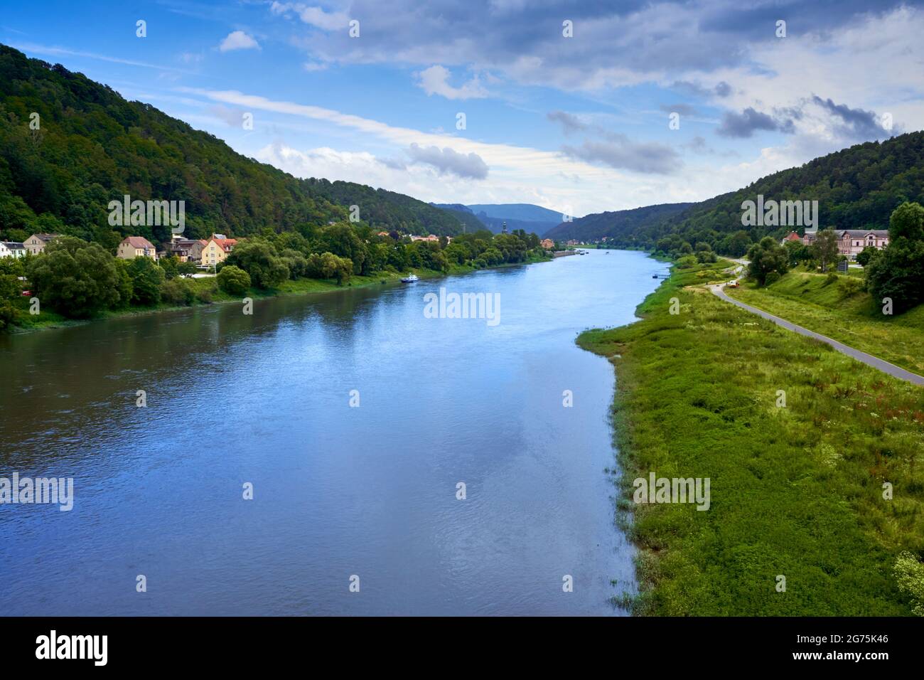 Blick über die Elbe in Deutschland bei Bad Schandau nahe der tschechischen Grenze Stockfoto