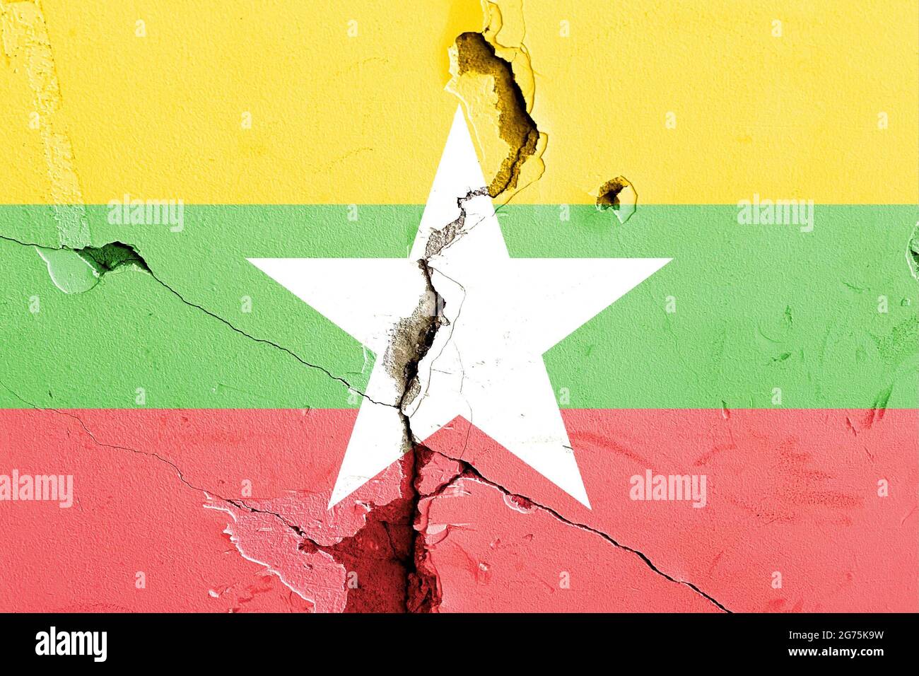 Die Nationalflagge von Myanmar auf einer verwitterten gebrochenen Mauer gemalt - politisches Konfliktkonzept Stockfoto