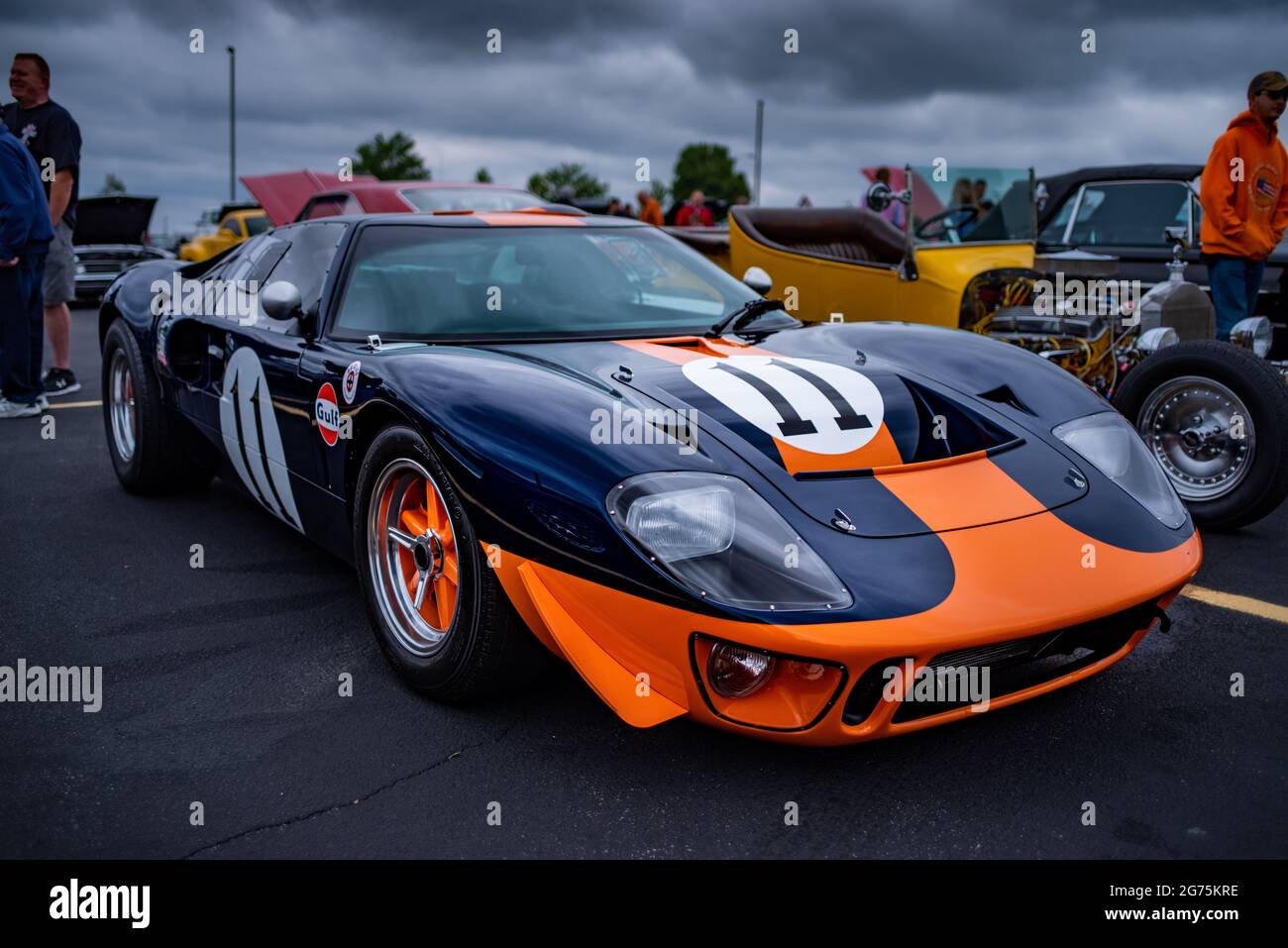 Ofallon, IL--Mai 29, 2021; blau und orange Ford GT Racing Care auf dem Display Gateway Classic Cars, Kaffee und Chrom monatlichen Auto-Show Stockfoto