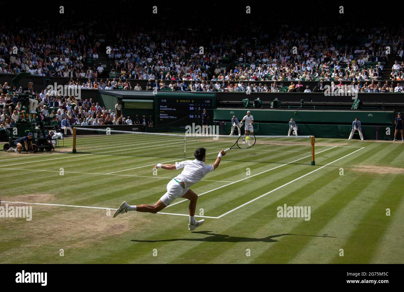 Novak Djokovic (SRB) spielt gegen Matteo Berrettini (ITA) im Finale der Herren-Singles auf dem Center Court am dreizehnten Tag von Wimbledon im All England Lawn Tennis and Croquet Club in Wimbledon. Bilddatum: Sonntag, 11. Juli 2021. Stockfoto