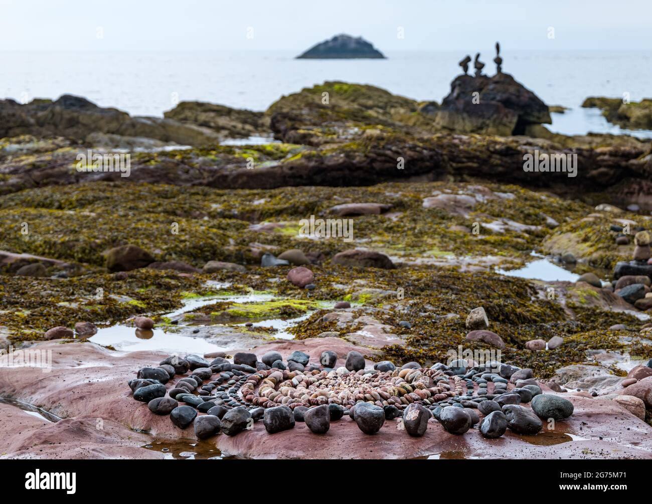 Dunbar, East Lothian, Schottland, Großbritannien, 11. Juli 2021. European Stone Stacking Championship: Am zweiten und letzten Tag treten die Landkünstler in einer künstlerischen Herausforderung an, in der sie 4 Stunden Zeit haben, um eine Felsskulptur zu erschaffen. Bild:eine Skulptur des Teilnehmers James Brunt Stockfoto