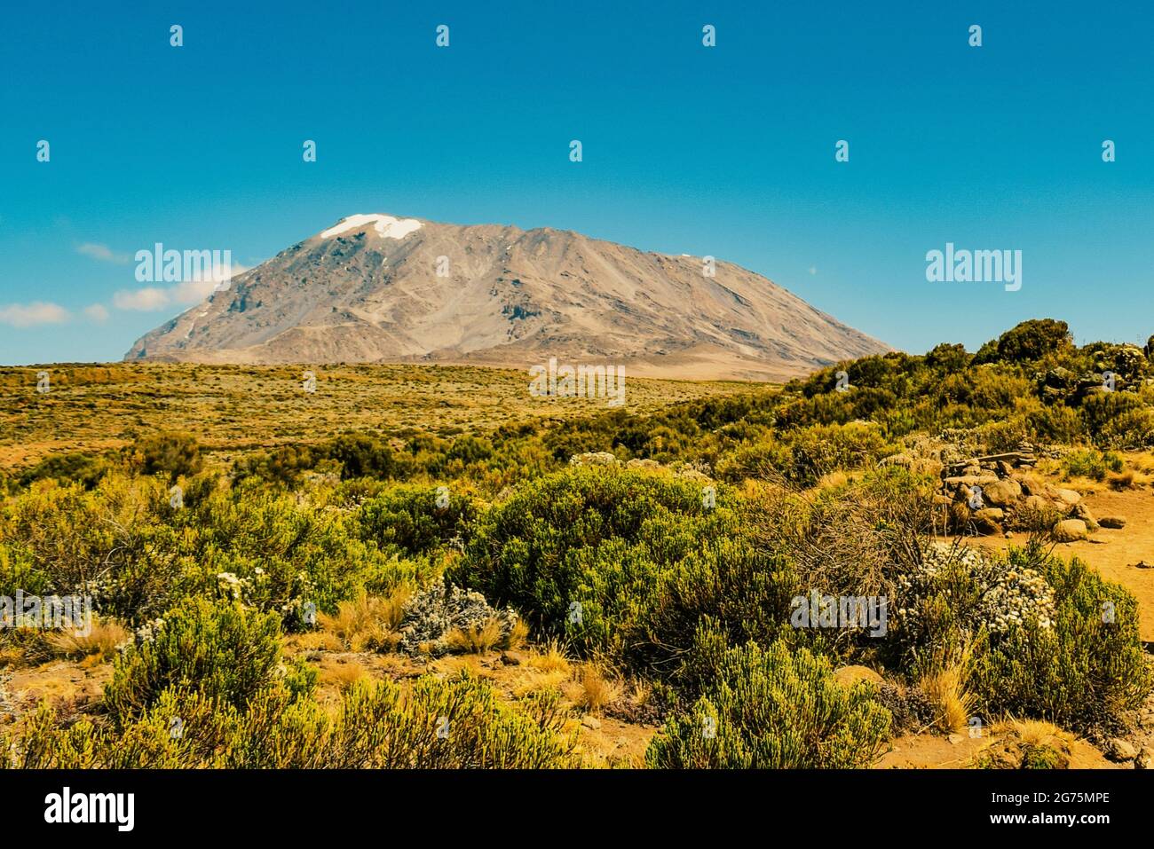 Malerische Aussicht auf den Kilimanajro gegen den Himmel von der Marangu Route, Tansania Stockfoto