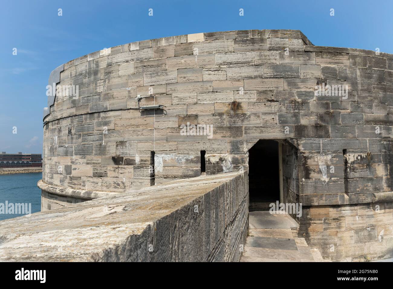 Nahaufnahme des Round Tower A denkmalgeschütztes Gebäude in Old Portsmouth. Eine Wahrzeichen Steinbefestigung Meeresverteidigung. Portsmouth, Hampshire, Großbritannien Stockfoto