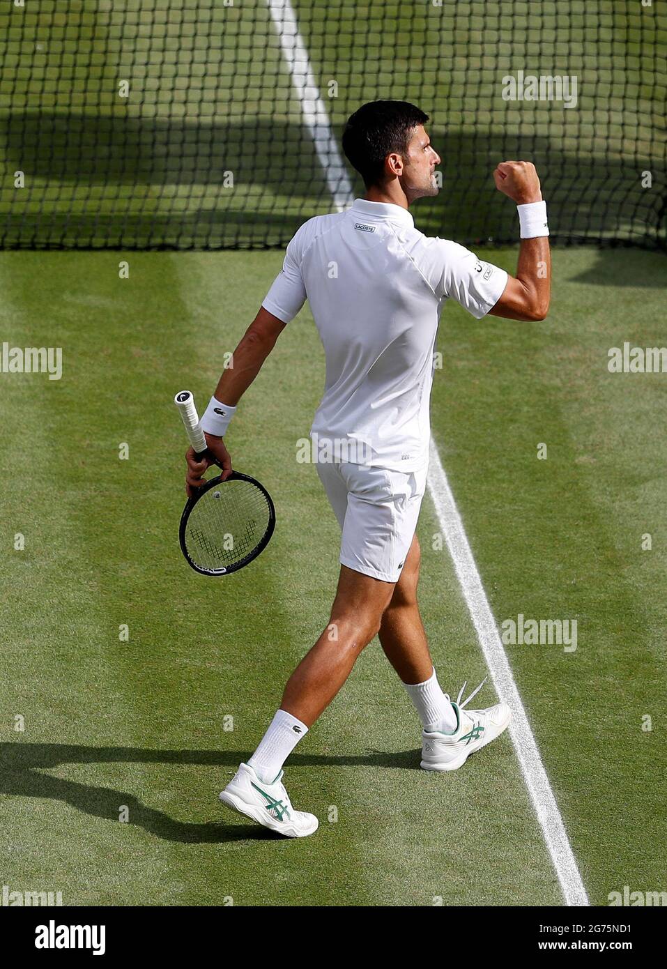 Novak Djokovic feiert den Gewinn des dritten Satzes während des Herren-Singles-Finales am dreizehnten Tag von Wimbledon im All England Lawn Tennis und Croquet Club in Wimbledon. Bilddatum: Sonntag, 11. Juli 2021. Stockfoto