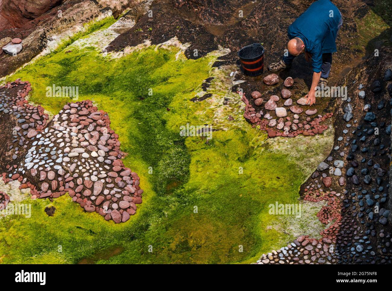 Dunbar, East Lothian, Schottland, Großbritannien, 11. Juli 2021. European Stone Stacking Championship: Am zweiten und letzten Tag treten die Landkünstler in einer künstlerischen Herausforderung an, in der sie 4 Stunden Zeit haben, um eine Felsskulptur zu erschaffen. Im Bild: Teilnehmer Mark Anthony Haden Ford Stockfoto