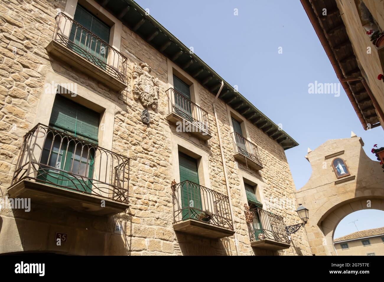 Olite ist eine mittelalterliche und wunderschöne Stadt in der Provinz Navarra, Spanien Stockfoto