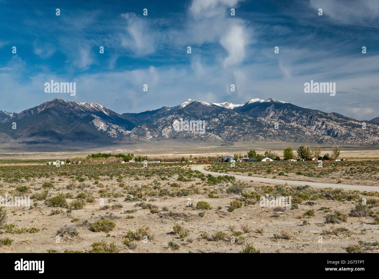 Granite Ranch, Siedlung an der Granite Ranch Road, Deep Creek Range in der Ferne, durchquert Great Salt Lake Desert, Great Basin, Utah, USA Stockfoto