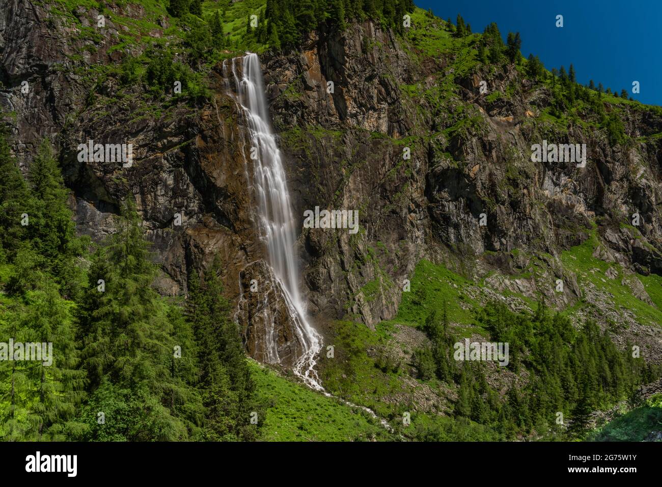 Schleierfall Wasserfall bei Sportgastein Platz zwischen großen farbigen Sommerbergen Stockfoto