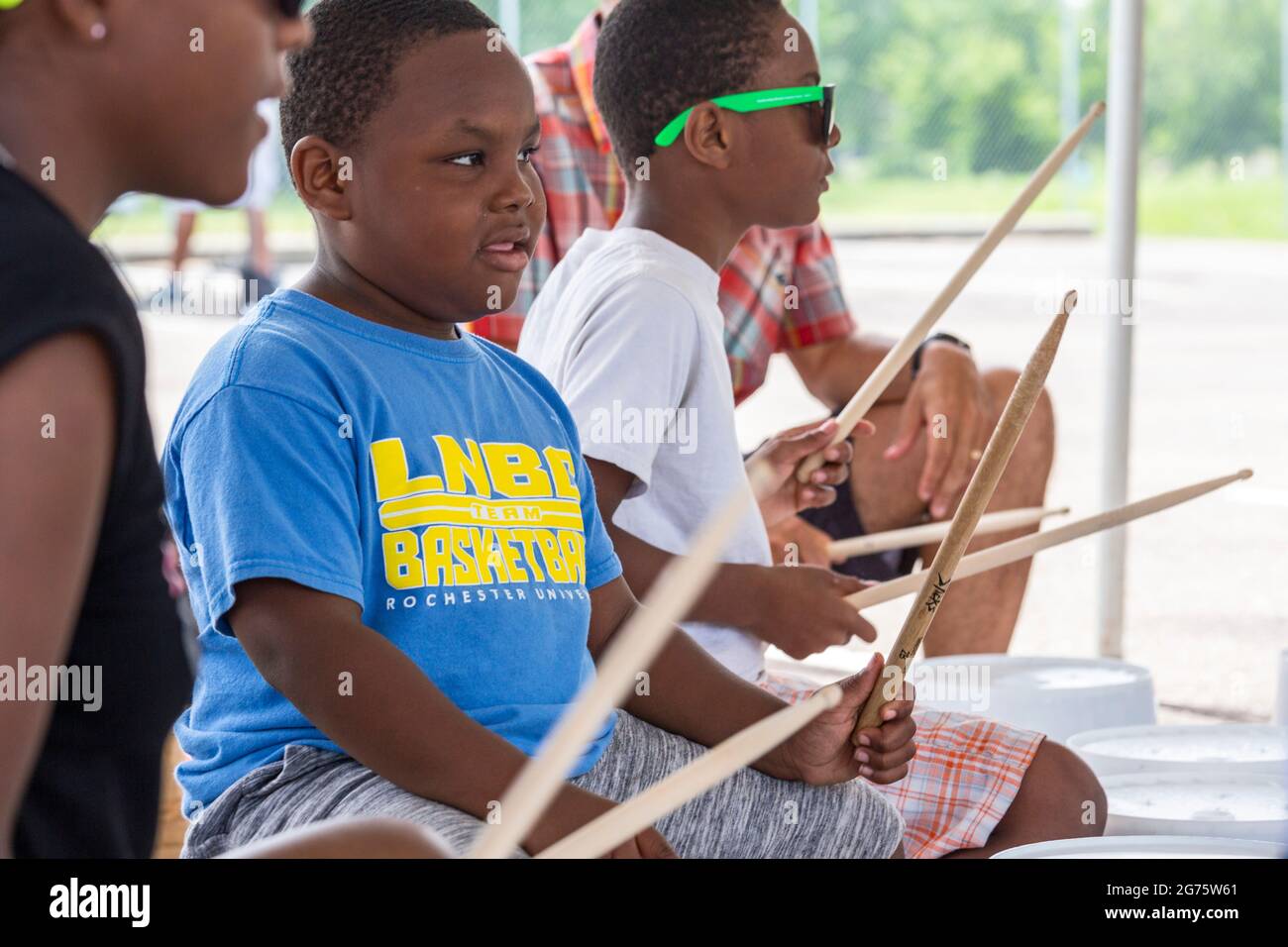 Detroit, Michigan - Kinder lernen auf einem Kunst- und Musikfestival Trommeln. Stockfoto