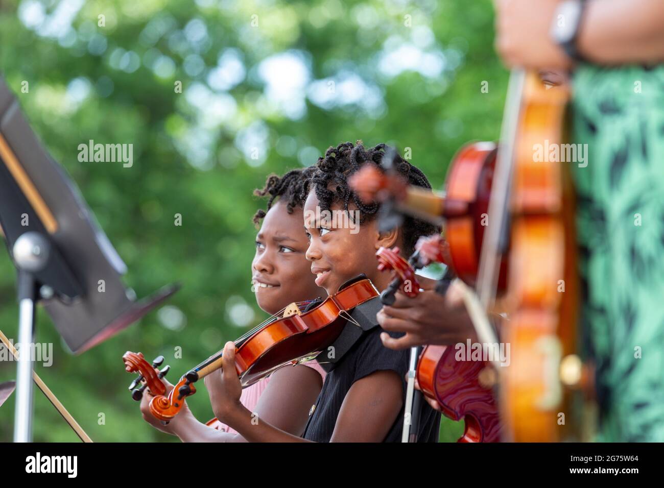 Detroit, Michigan - Schüler der Duke Ellington Grundschule, Teil des Detroit Public School Systems, spielen Geige in einer Gemeinschaft von Kunst und Musik Stockfoto