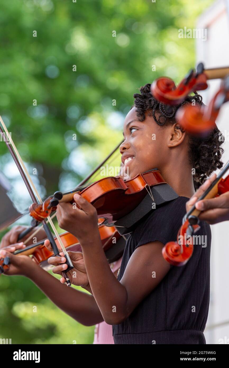 Detroit, Michigan - Schüler der Duke Ellington Grundschule, Teil des Detroit Public School Systems, spielen Geige in einer Gemeinschaft von Kunst und Musik Stockfoto