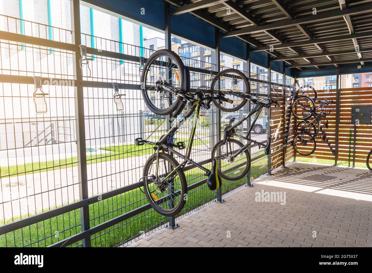 Fahrräder vertikal platzsparender Parkplatz in der Nähe von Wohngebäuden Stockfoto