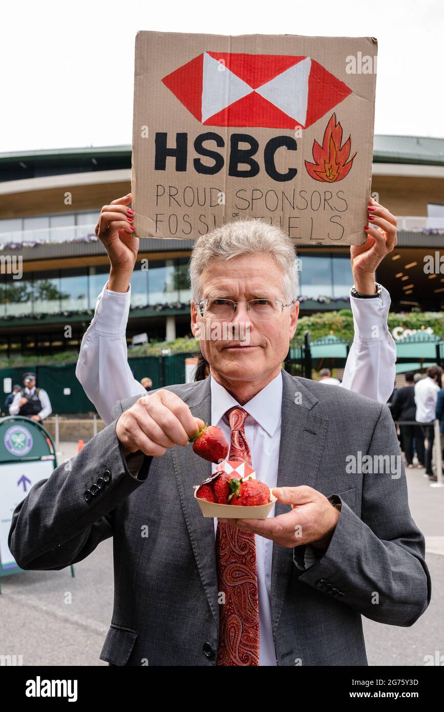 London, Großbritannien. 11. Juli 2021. Extinction Rebellion und Fossil Free London protestieren vor dem Wimbledon Tennis Court, um HSBC nicht mehr in fossile Brennstoffe zu investieren Stockfoto