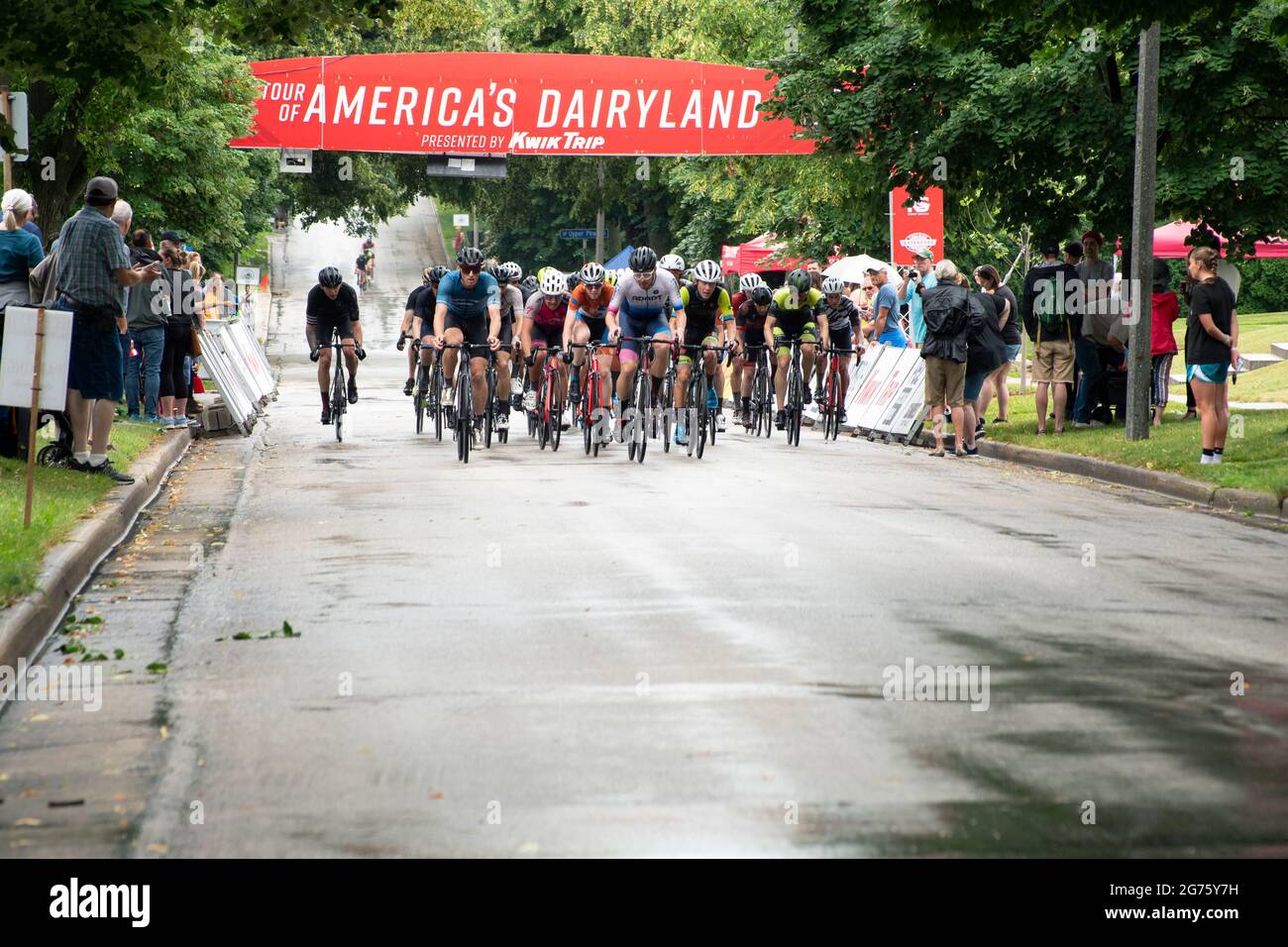 Wauwatosa, WI/USA - 26. Juni 2021: Kategorie-4-Rennfahrer und Anfänger auf Kurs in den Washington Highlands bei der Tour of America's Dairyland. Stockfoto