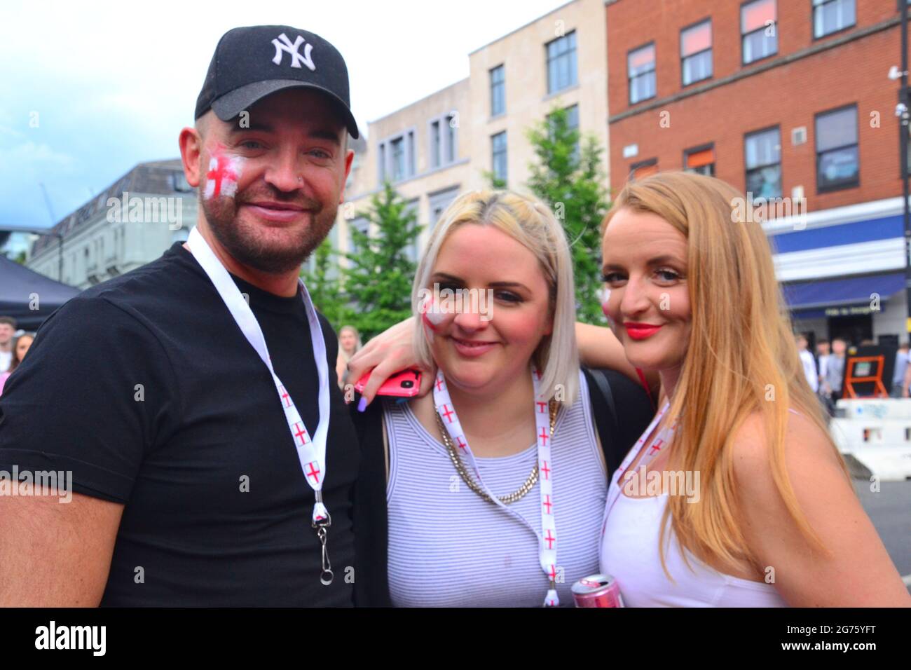 Anhänger des englischen Fußballteams, überschwänglich im Zentrum von Manchester, England, Großbritannien, am Nachmittag des Sonntag, den 11. Juli 2021, vor dem Finale der Europameisterschaften in England gegen Italien. Stockfoto