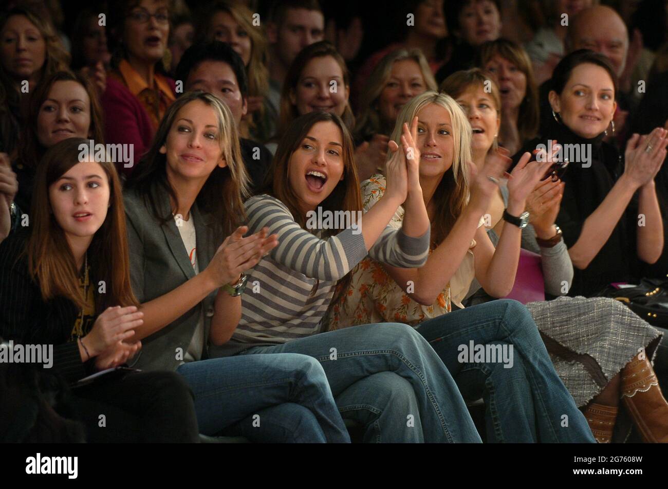 Die Allerheiligen Natalie Appleton, Melie Blatt und Nicole Appleton sehen sich die Betty Jackson Frühjahrsshow bei der London Fashion Week an, die im Natural History Museum, London, stattfindet. 2006 Stockfoto