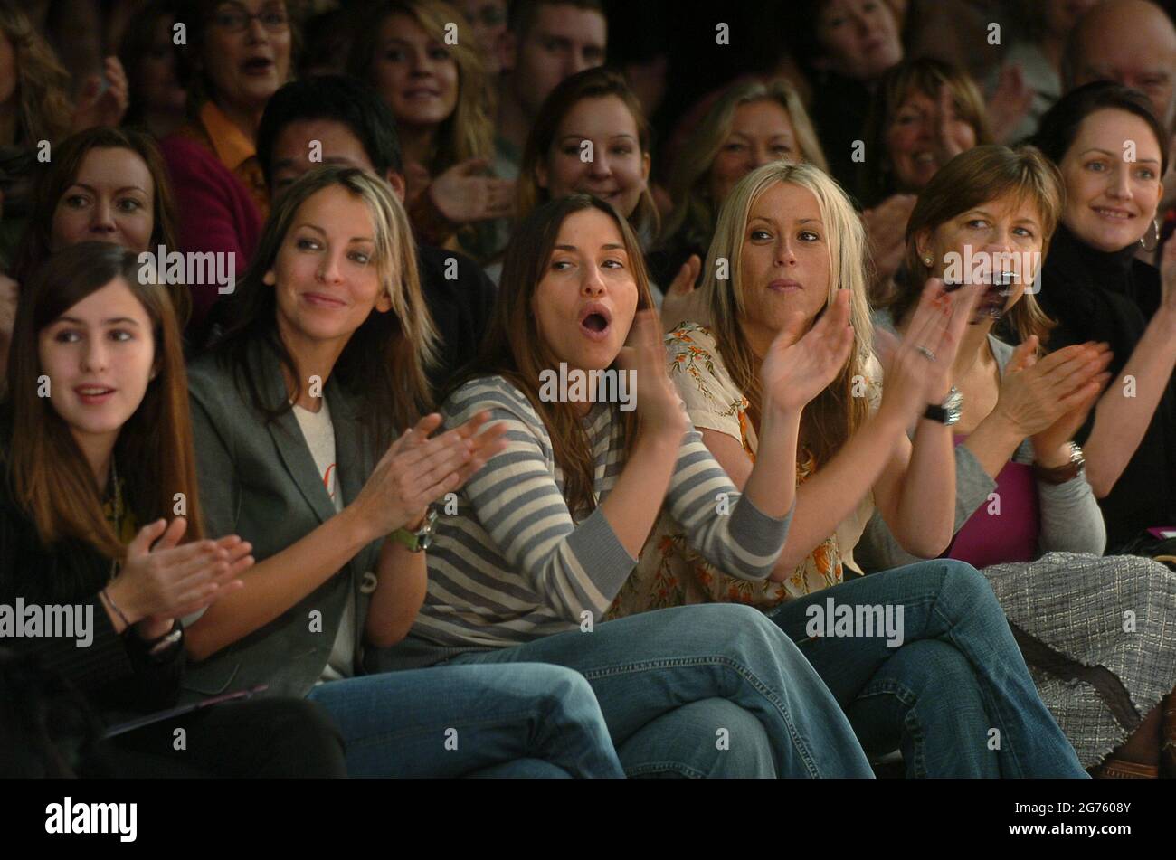 Die Allerheiligen Natalie Appleton, Melie Blatt und Nicole Appleton sehen sich die Betty Jackson Frühjahrsshow bei der London Fashion Week an, die im Natural History Museum, London, stattfindet. 2006 Stockfoto