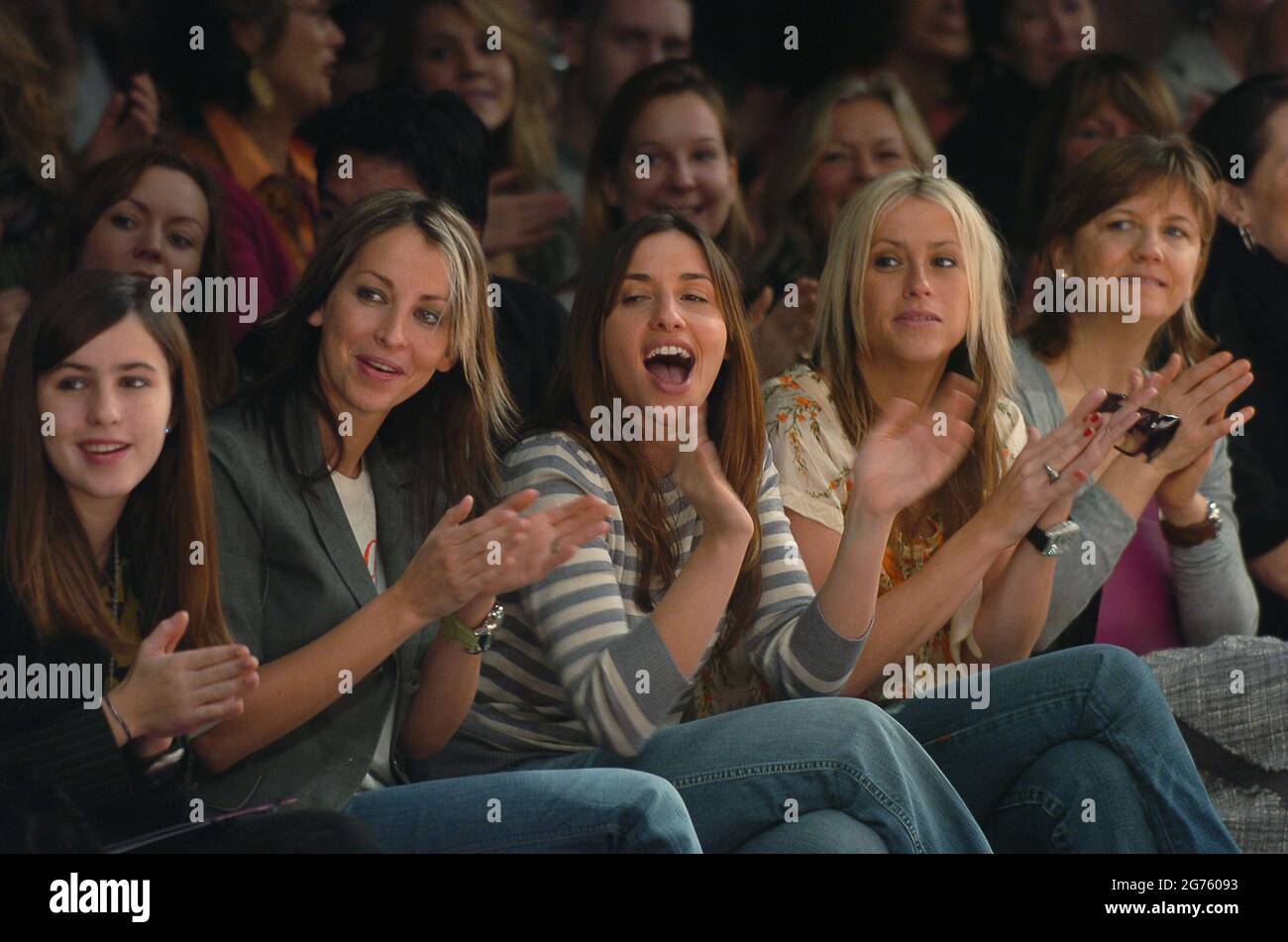 Die Allerheiligen Natalie Appleton, Melie Blatt und Nicole Appleton sehen sich die Betty Jackson Frühjahrsshow bei der London Fashion Week an, die im Natural History Museum, London, stattfindet. 2006 Stockfoto