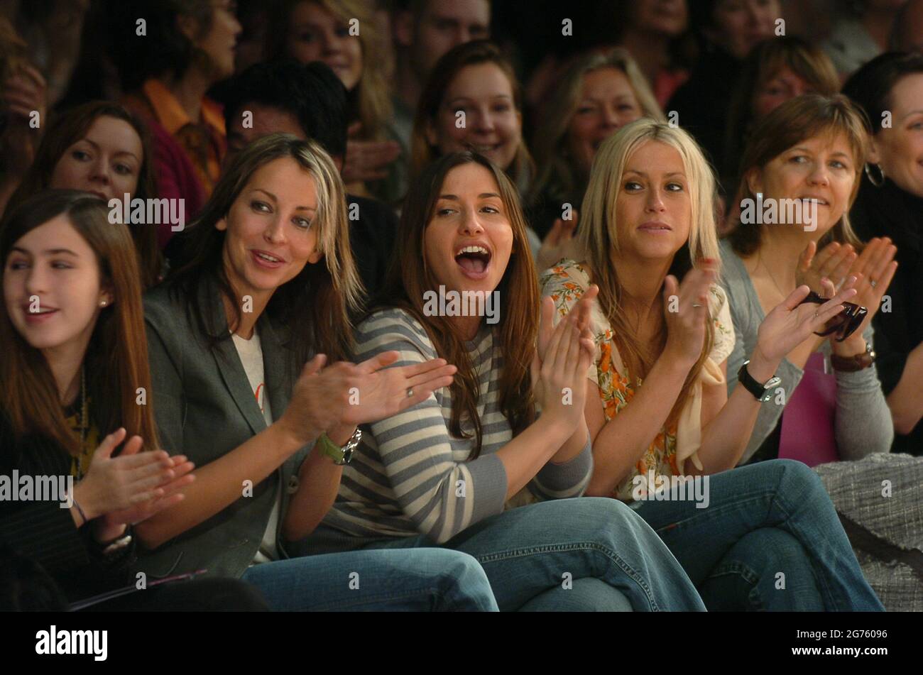 Die Allerheiligen Natalie Appleton, Melie Blatt und Nicole Appleton sehen sich die Betty Jackson Frühjahrsshow bei der London Fashion Week an, die im Natural History Museum, London, stattfindet. 2006 Stockfoto