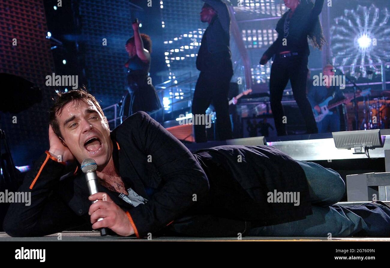 Robbie Williams tritt während seiner Welttournee beim Milton Keynes National Bowl auf. September 2006 Stockfoto