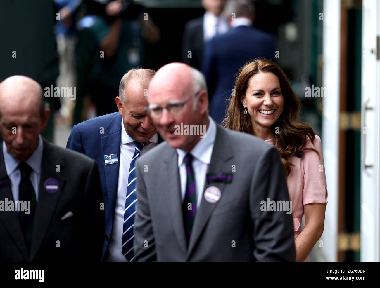 Die Herzogin von Cambridge (rechts), Ian Hewitt, Vorsitzender des AELTC, LTA-Präsident David Rawlinson und der Herzog von Kent machen sich auf den Weg zum Mittelfeld, um Novak Djokovic seine Trophäe zu überreichen, nachdem er am dreizehnten Tag von Wimbledon im All England Lawn Tennis and Croquet Club in Wimbledon das Finale der Herren-Singles gegen Matteo Berrettini gewonnen hat. Bilddatum: Sonntag, 11. Juli 2021. Stockfoto