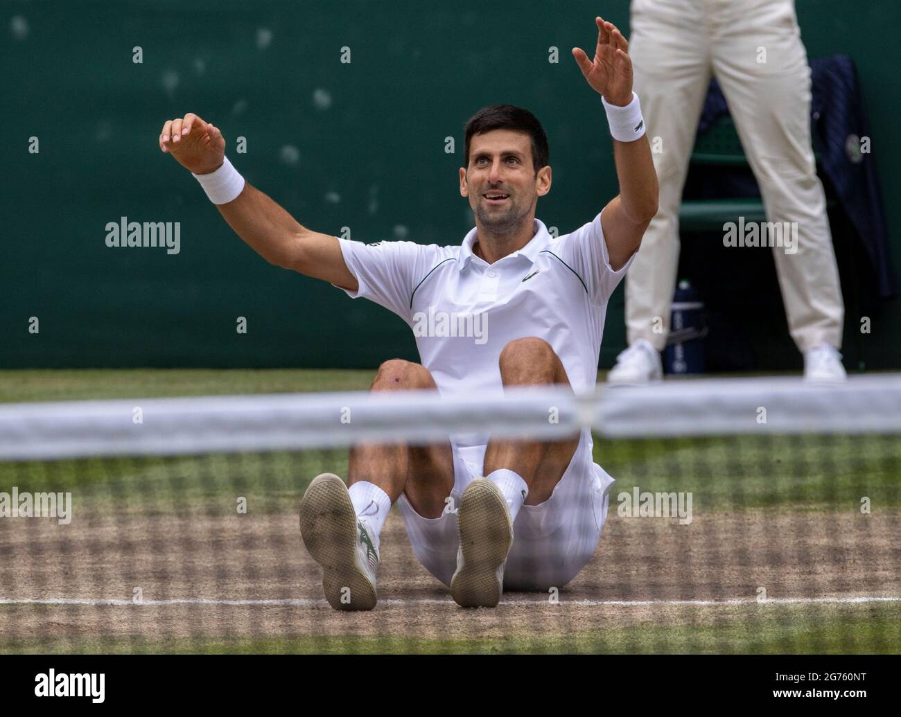 Novak Djokovic (SRB) fällt auf den Boden, nachdem er Matteo Berrettini (ITA) im Finale der Herren-Singles am 13. Tag von Wimbledon im All England Lawn Tennis and Croquet Club in Wimbledon besiegt hat. Bilddatum: Sonntag, 11. Juli 2021. Stockfoto