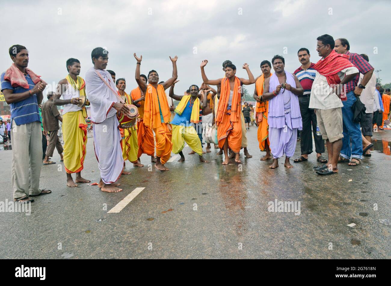 Tanz von Anhängern während des ratha yatra Festivals Stockfoto