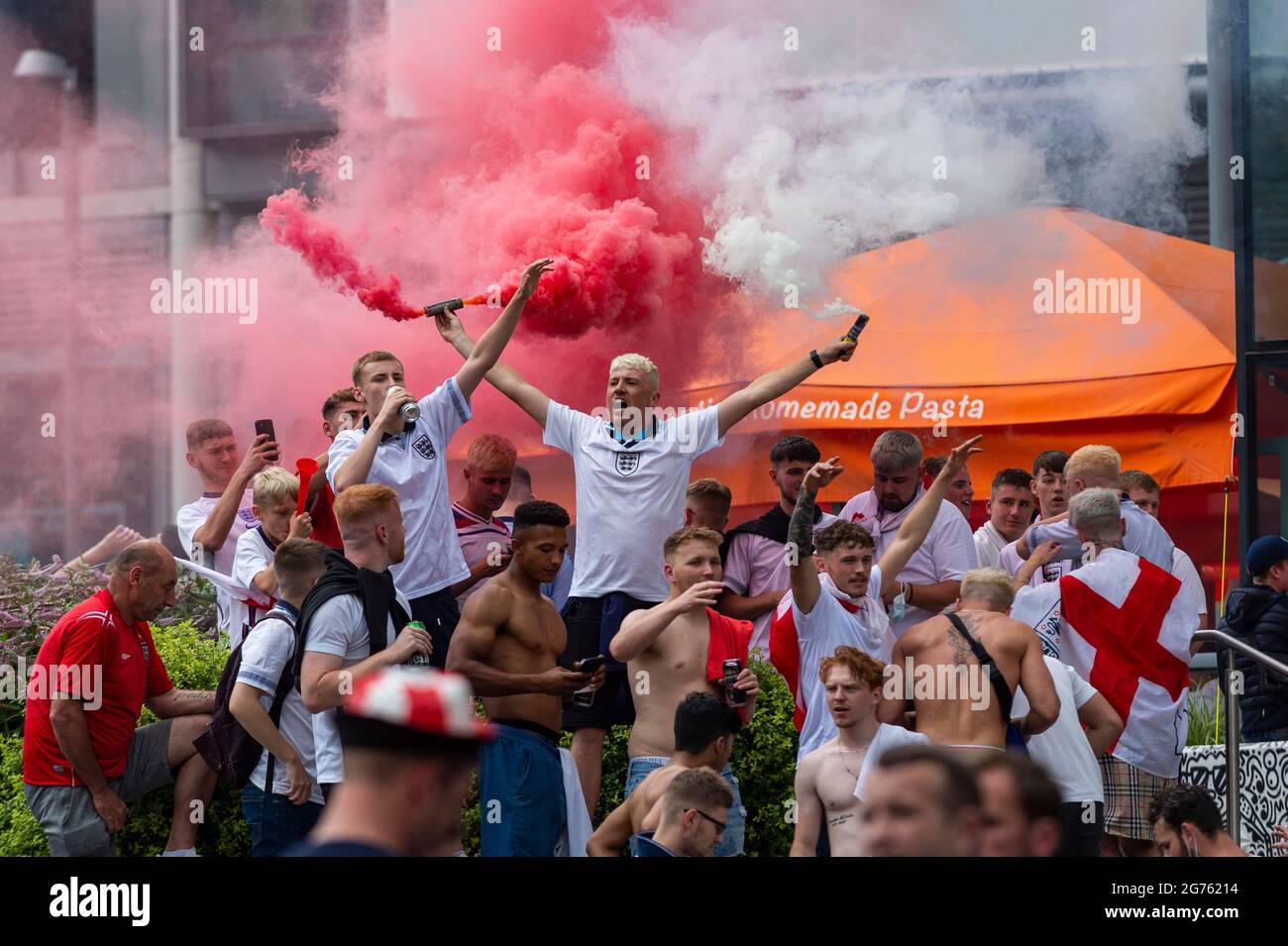 London, Großbritannien. 11. Juli 2021. Vor dem Finale der Euro 2020 zwischen Italien und England zünden England-Fans vor dem Wembley-Stadion Fackeln an. Es ist das erste große Finale, in dem England seit dem Gewinn der Weltmeisterschaft 1966 gespielt haben wird, und Italien bleibt in den letzten 33 Spielen ungeschlagen. Kredit: Stephen Chung / Alamy Live Nachrichten Stockfoto