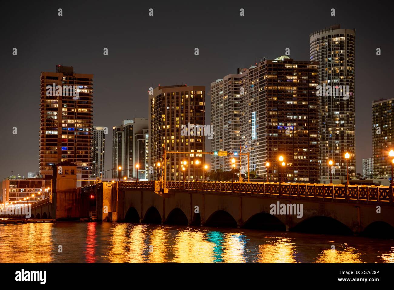 Stadt Miami Nachtfoto Venetian Causeway und Hochhauswohnungen und Hotels Stockfoto