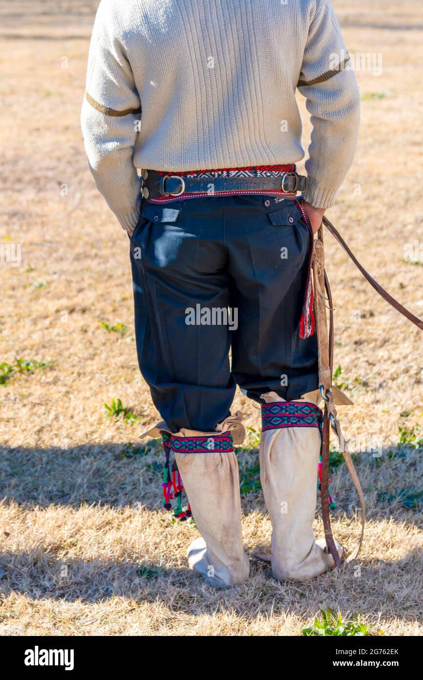 Eine Rückansicht eines argentinischen Gauchos in Colt Stiefeln Stockfoto