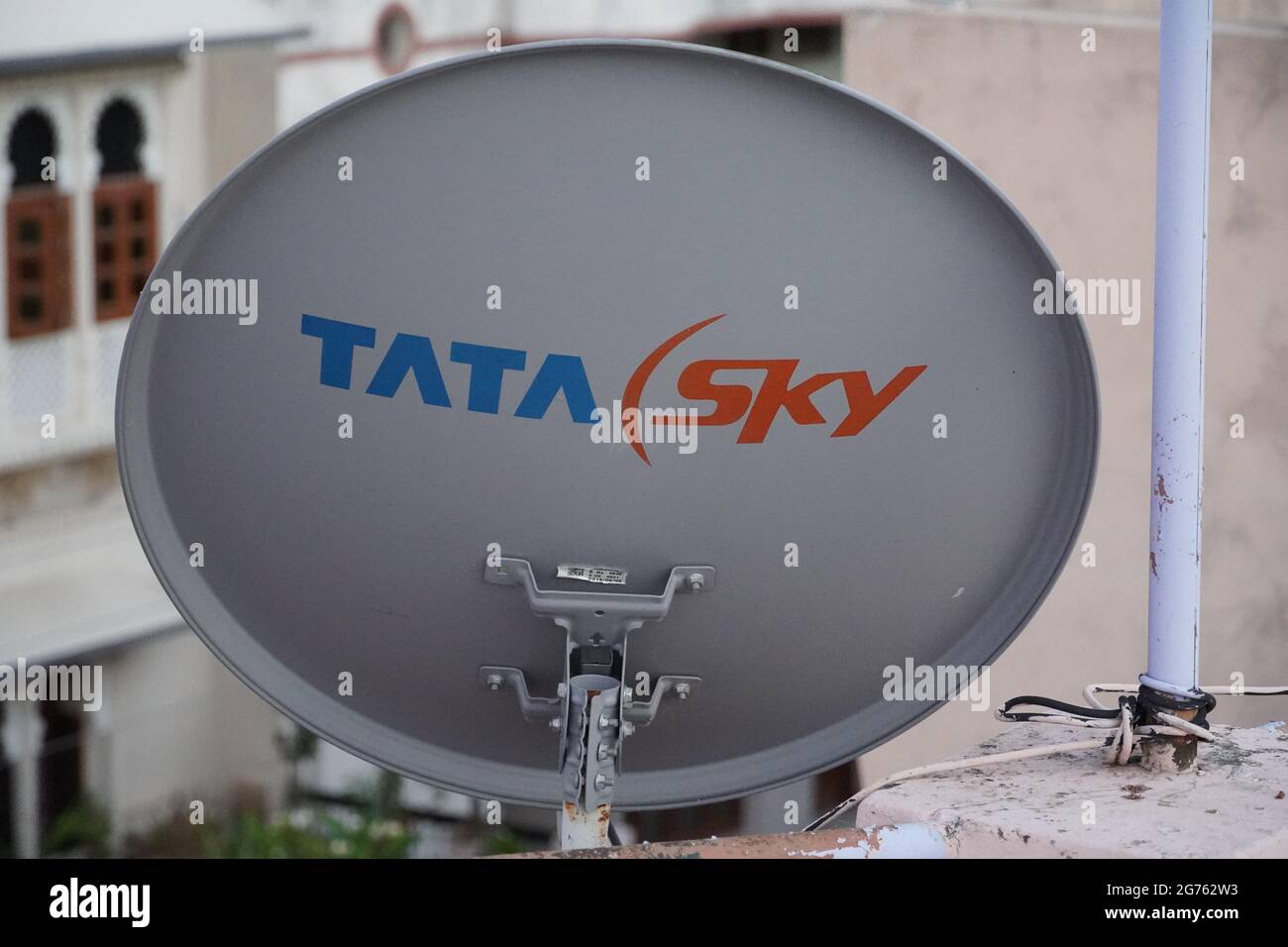 Kleine Satellitenschüsseln für Direktfernsehen zu Hause von digitalen Dienstleistern wie Tata Sky, Dish TV. Direkt nach Hause oder D2H/DTH-Dienste satelli Stockfoto