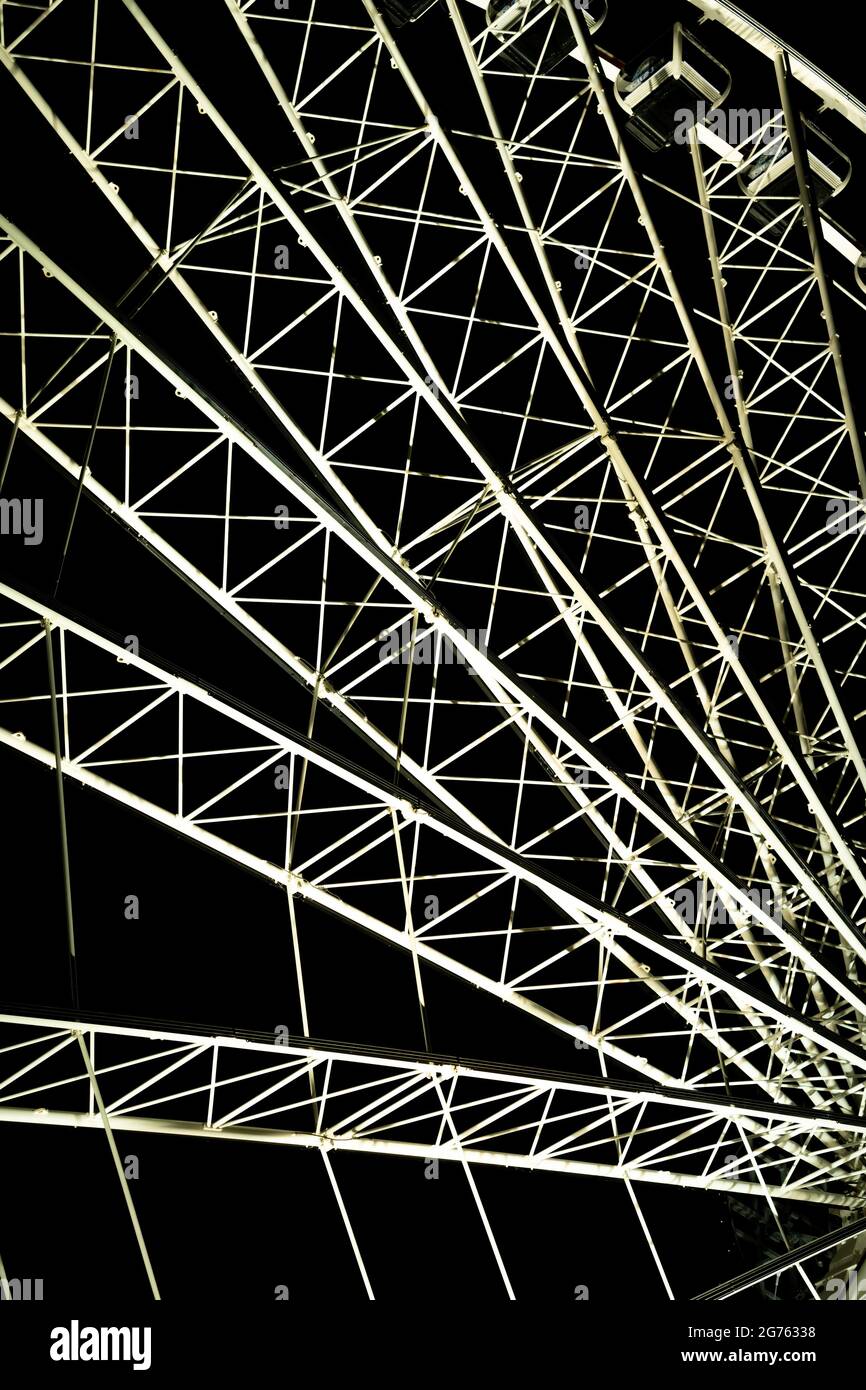 Abstrakter Metallhintergrund auf schwarzem Hintergrund, Riesenrad Stockfoto