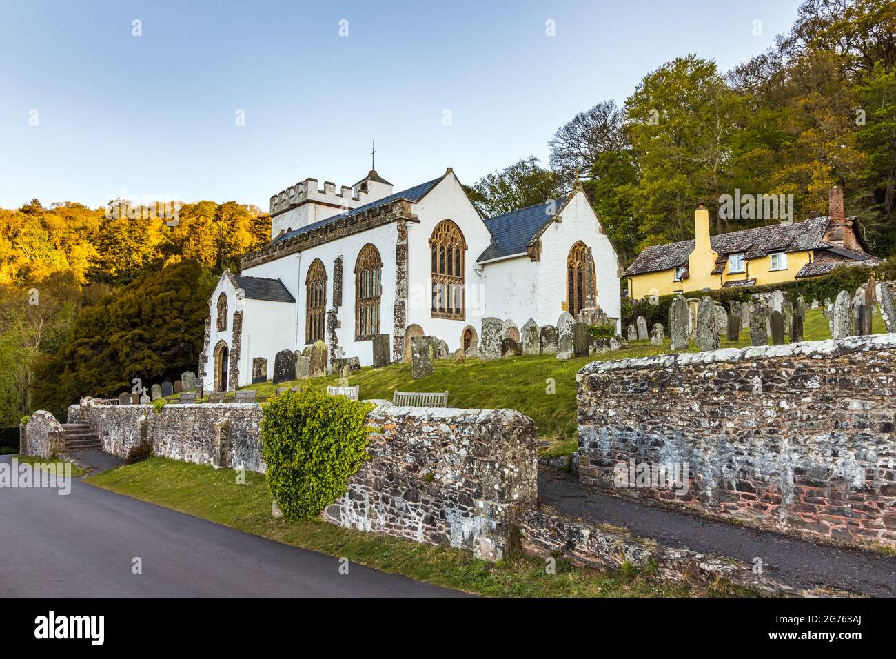 Die hübsche weißgetünchte Allerheiligen-Kirche in Selworthy stammt aus dem 15. Jahrhundert, dem Exmoor National Park, Somerset. Stockfoto