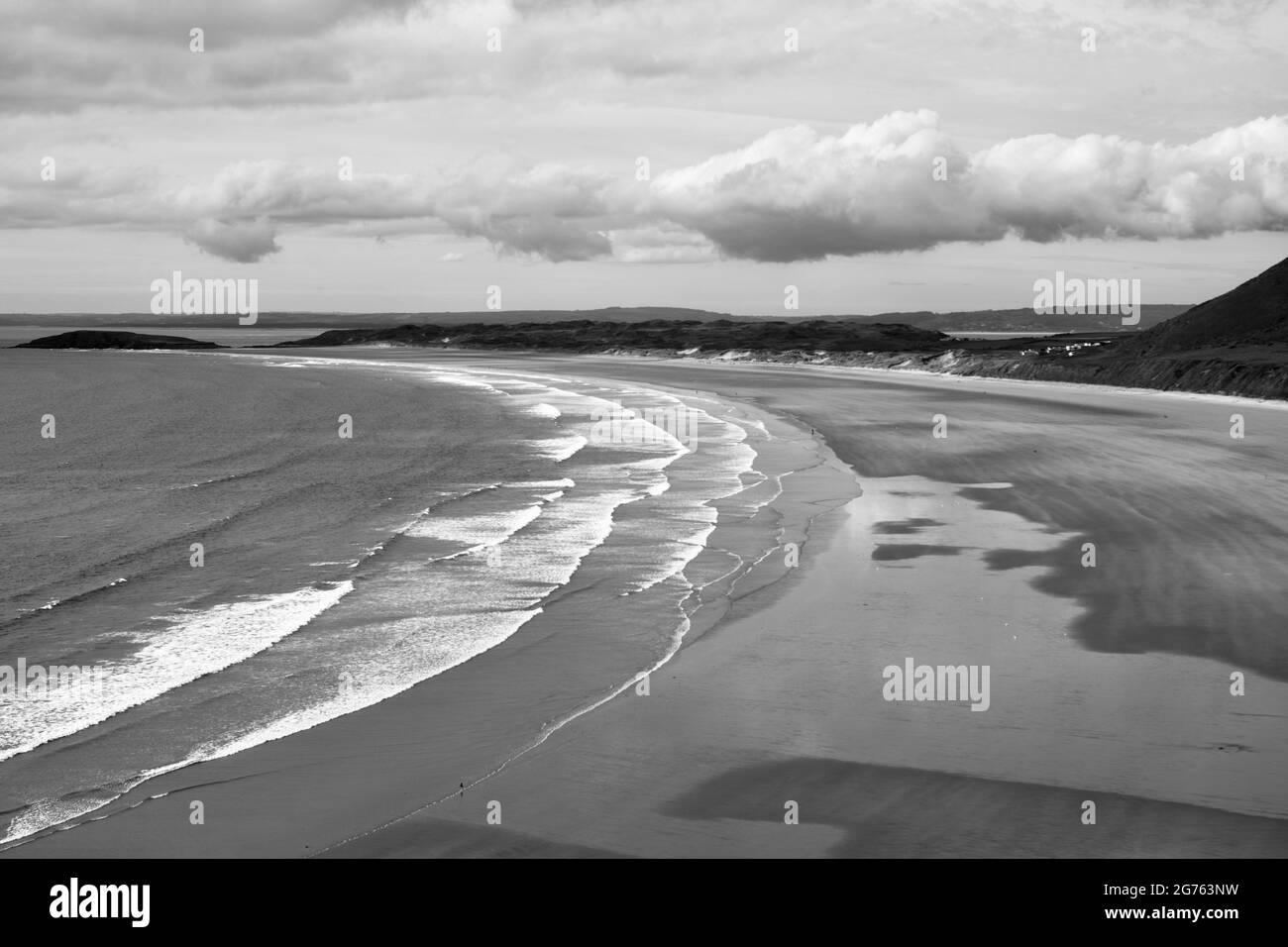 Worm's Head auf der Gower-Halbinsel bietet den perfekten Aussichtspunkt, um den Strand von Llangennith mit goldenem Sand und rollenden Wellen zu erkunden Stockfoto