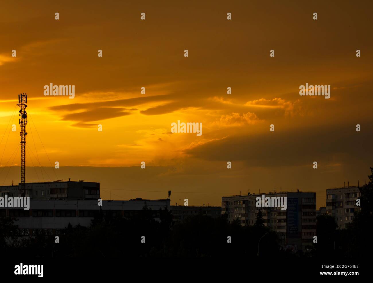 Sonnenuntergang in einer großen Industriestadt nach dem Regen. Stockfoto