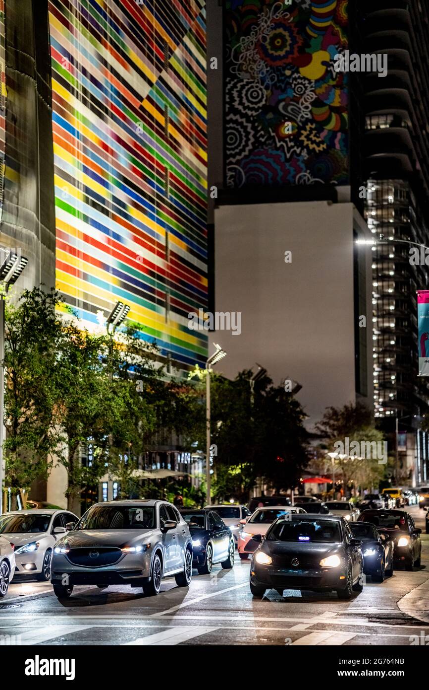 Miami, FL, USA - 9. Juli 2021: City scene at Brickell Miami Night Photo Stockfoto