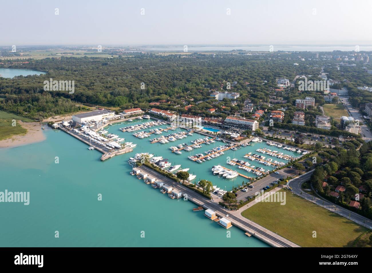 Lignano Riviera Marina am Fluss Tagliamento in Udine, Italien. Kleiner Hafen für Motorboote in der Nähe von Sabbiadoro an der adria Stockfoto