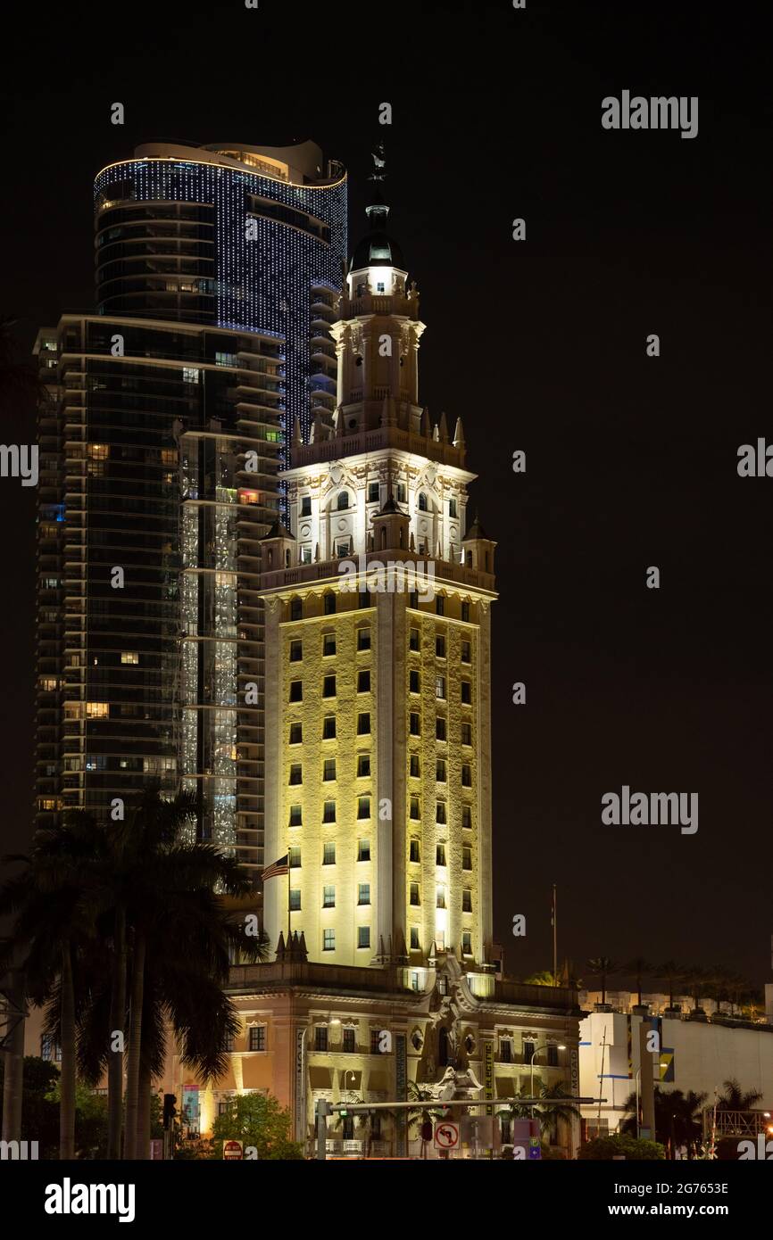 Miami, FL, USA - 9. Juli 2021: Nachtbild des Miami Freedom Tower Stockfoto