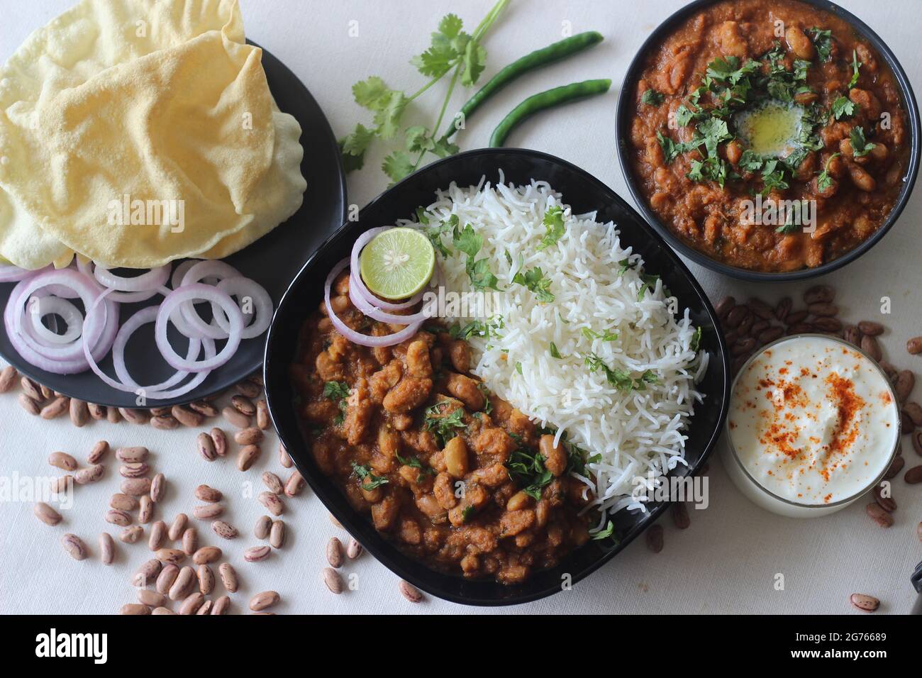 Rote Kidney Beans in einer dicken und würzigen Soße aus Zwiebeln und Tomaten serviert zusammen mit gedämpftem Basmati-Reis und Papad. Allgemein bekannt als rajma masala an Stockfoto