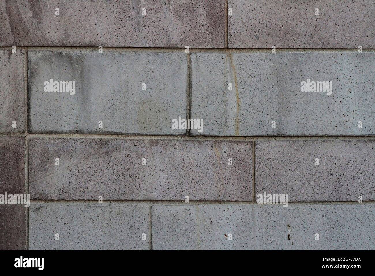 Dekorative Wandverkleidung und Regenrinne aus Ankara-Stein. Dekorative Wandverkleidung aus Ankara-Stein. Wandverkleidung aus Stein. Stockfoto