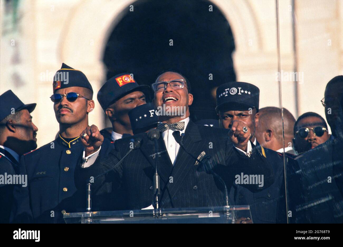 Washington, DC, USA. Oktober 1995. Der Führer der Nation des Islam, Minister Louis Farrakhan, spricht an die Menschenmenge, die am 16. Oktober 1995 in Washington, D.C. hinter einem Bullet-Proof-Glas auf dem Capitol Hill versammelt war, um den Millionen-Mann-Marsch zu Unternehmen Stockfoto