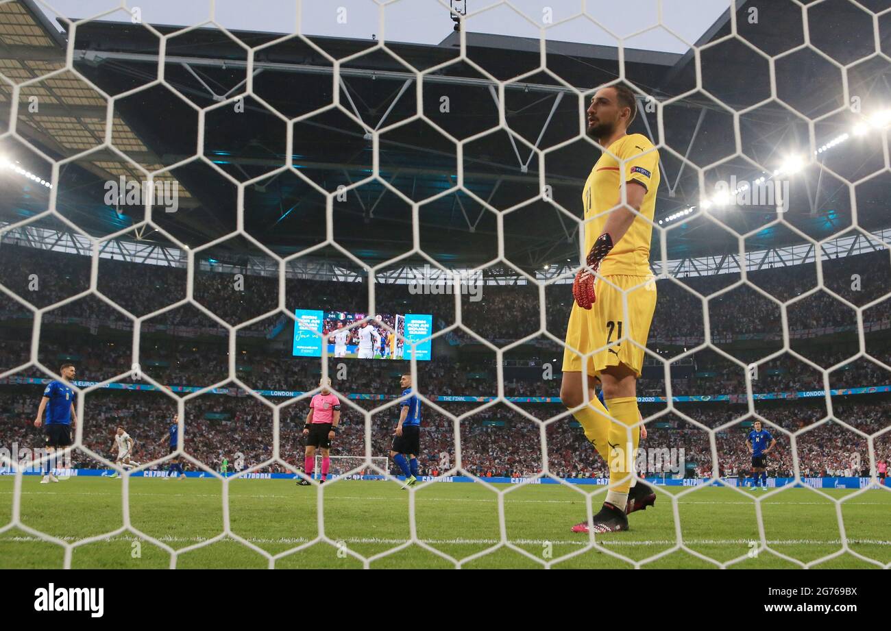 Der italienische Torwart Gianluigi Donnarumma sieht niedergeschlagen aus, nachdem der Engländer Luke Shaw beim UEFA-EM-Finale 2020 im Londoner Wembley-Stadion das Eröffnungstreffer erzielte. Bilddatum: Sonntag, 11. Juli 2021. Stockfoto
