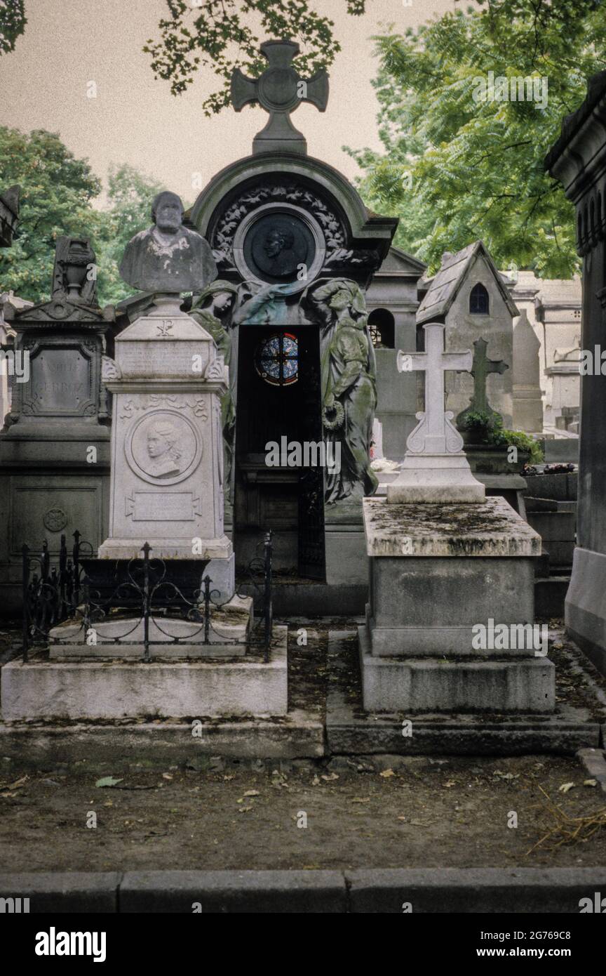 Gräber auf dem Friedhof Père Lachaise in Paris, auf dem viele berühmte Menschen beigesetzt wurden. - Gräber auf dem Friedhof Père Lachaise in Paris, Begräbnisstätte vieler berühmter Persönlichkeiten. Stockfoto